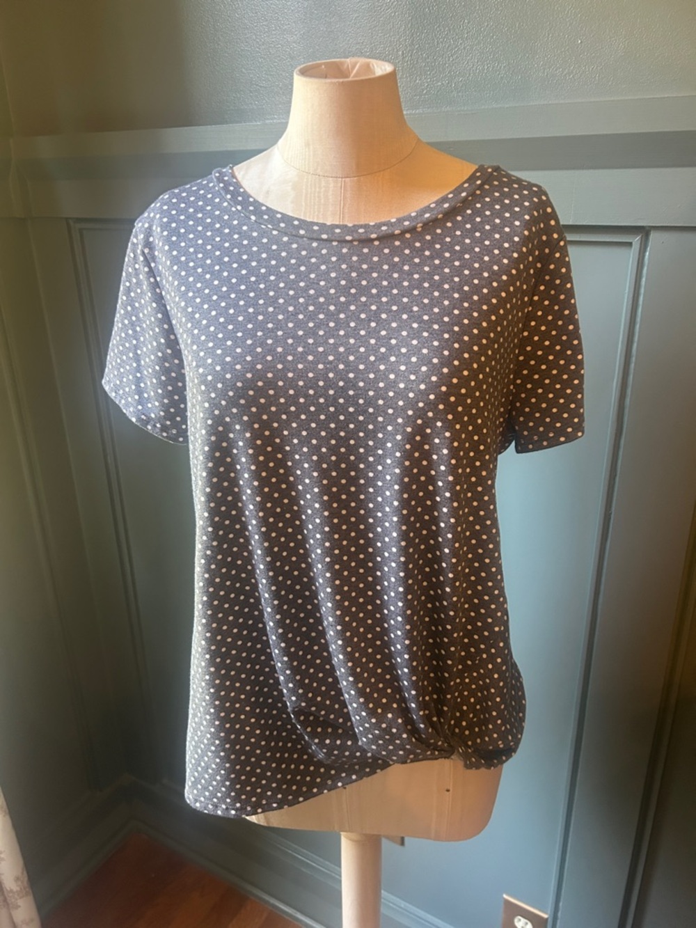 GREEN ENVELOPE Polka Dot Short Sleeve Tee - Gray